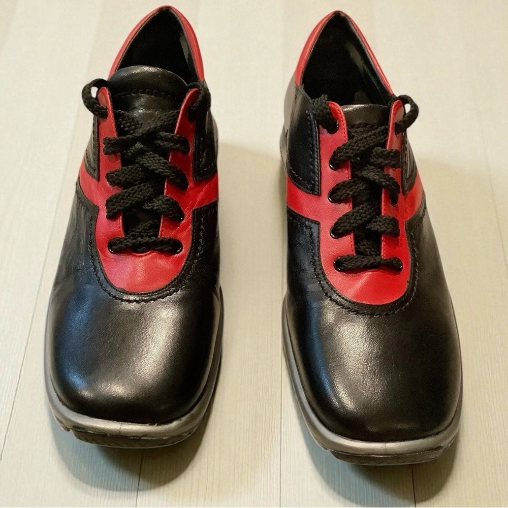 Vintage Stuart Weitzman Black and Red Leather Lace-Up Sneakers Size 8